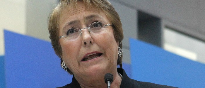 Presidenta Bachelet llega a Paris y explica decisión de querellarse